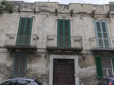 Attaccata alla chiesetta si trova una palazzina di inizio 900 a due piani. Difficile capire per� di che colore fosse un tempo: uno stucco bianco-grigiastro la ricopre fin dove resiste, ma un po� ovunque la pietra con cui � stata costruita si affaccia ormai con prepotenza. Spicca per� il verde a tratti brillante delle persiane. Una finestra del primo piano � aperta, ma nessuno risponde al citofono